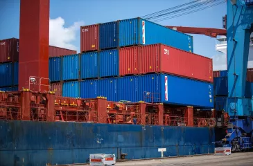 shipping-containers-1096829_1920-min.jpg
